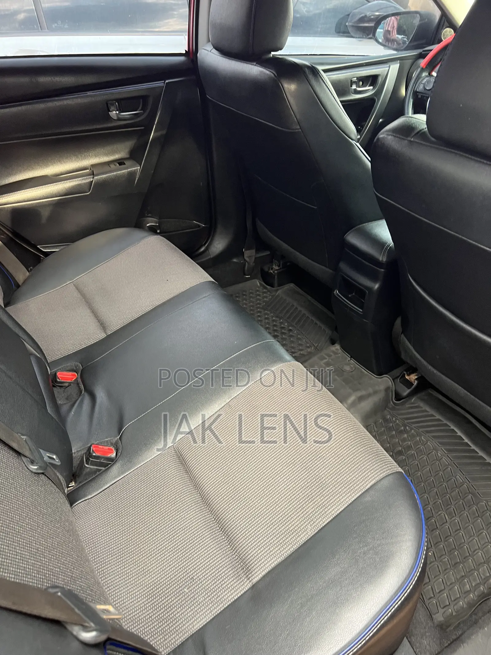 Toyota Corolla L (1.8L 4cyl 2A) 2018 Red