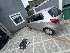 Toyota Vitz 1.0 FWD 5dr 2010 Pink