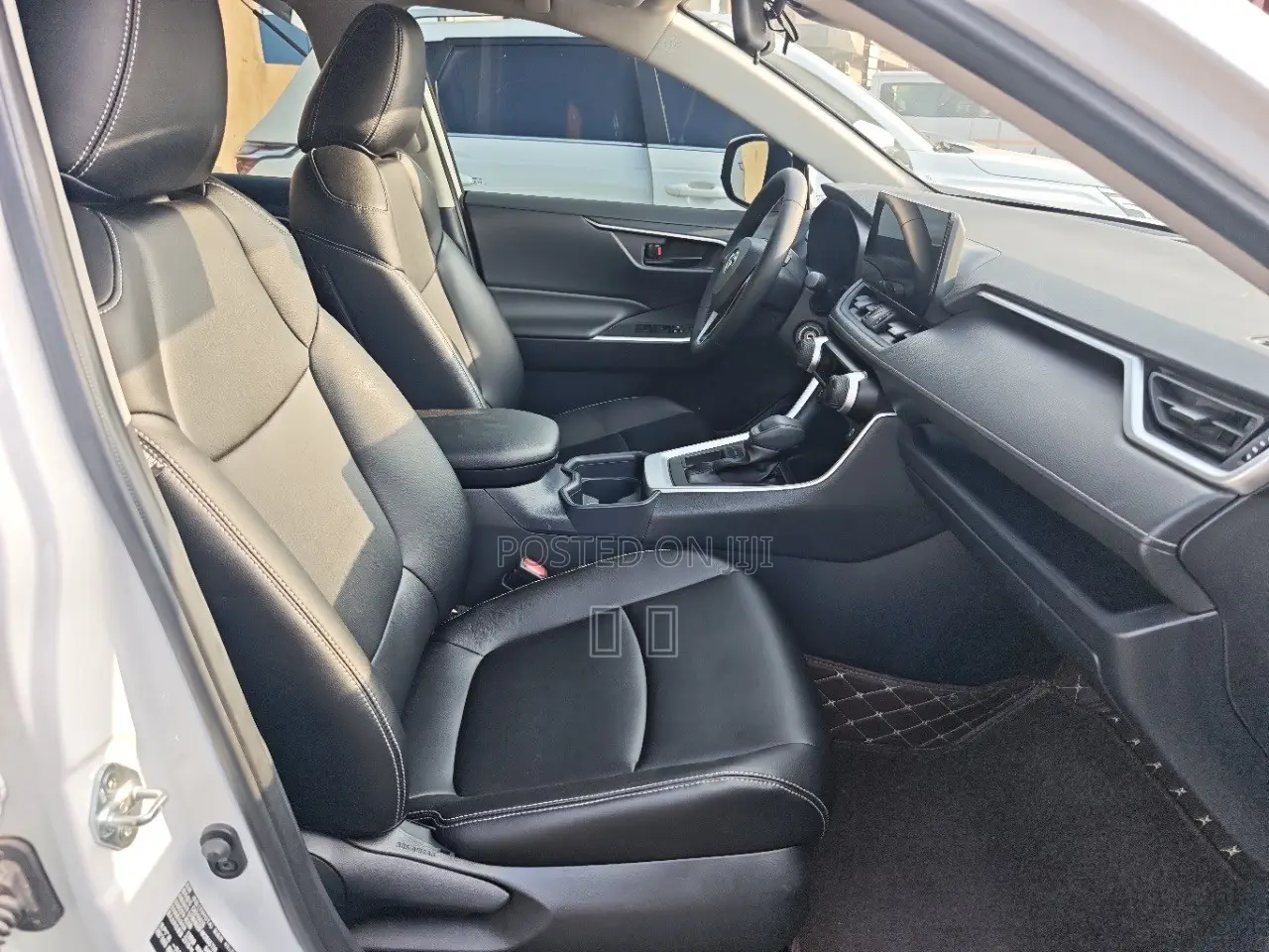 Toyota RAV4 LE FWD 2024 White