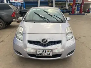 Toyota Vitz 2009 Silver