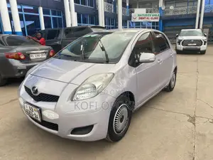 Toyota Vitz 2009 Silver