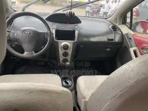 Toyota Vitz 2009 Silver