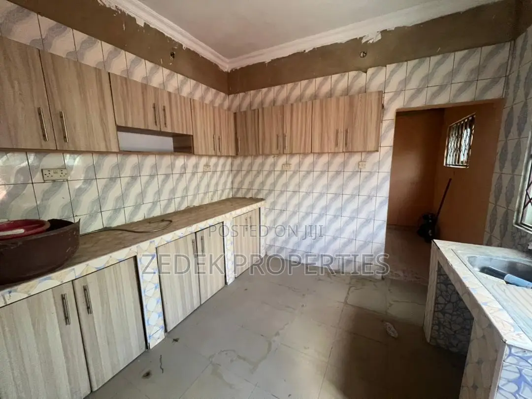 4bdrm House in Ashongman Estate for rent