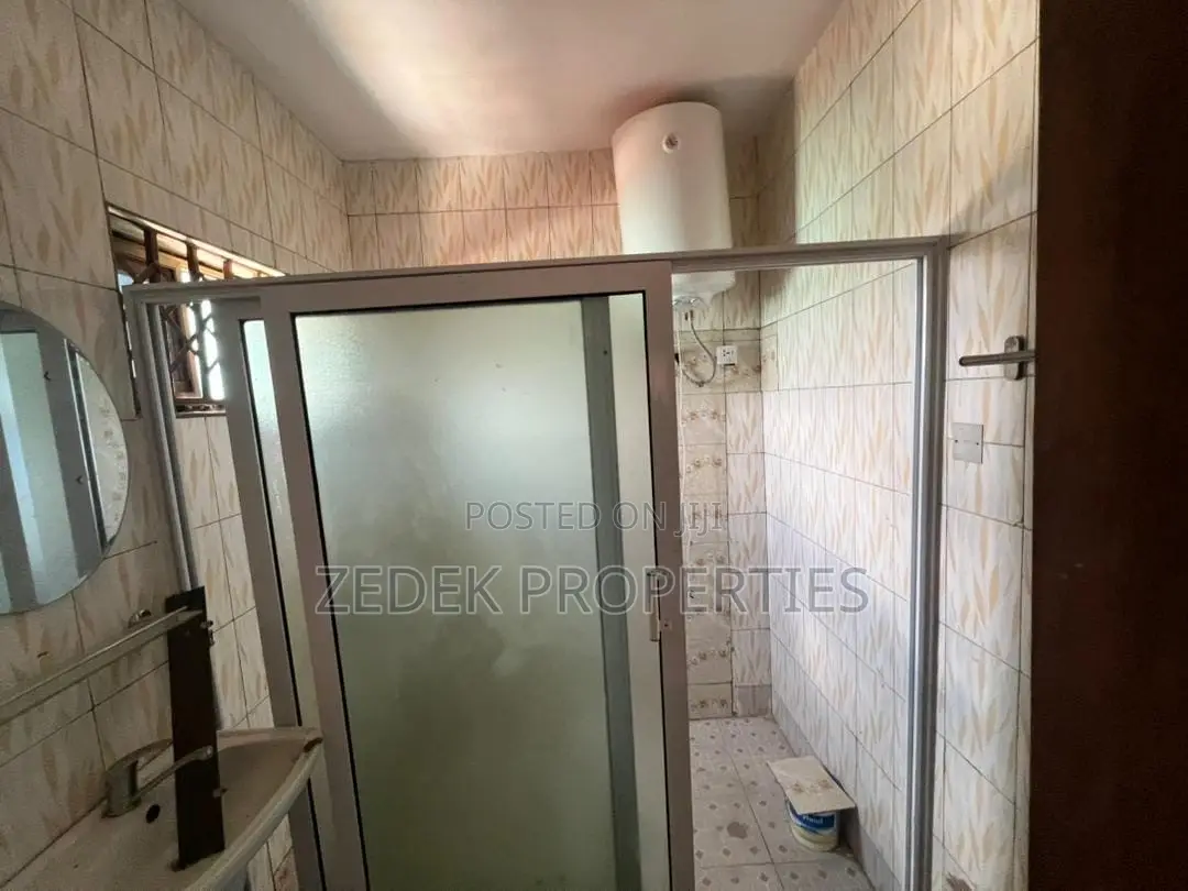 4bdrm House in Ashongman Estate for rent