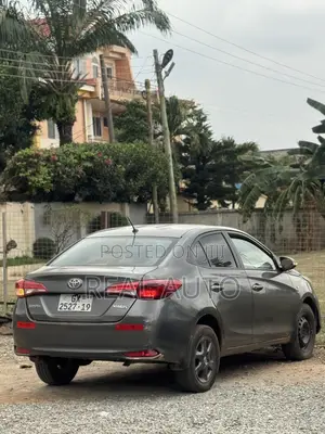 Toyota Yaris LE Sedan 4dr 2019 Gray