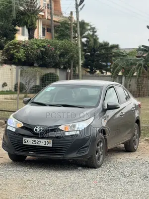 Toyota Yaris LE Sedan 4dr 2019 Gray