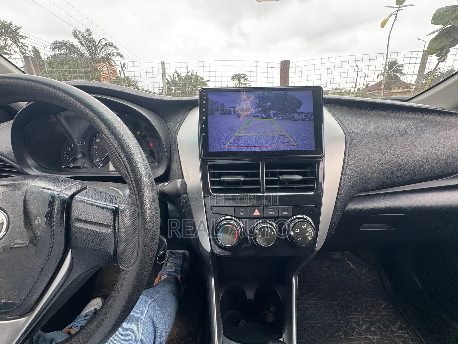 Toyota Yaris LE Sedan 4dr 2019 Gray