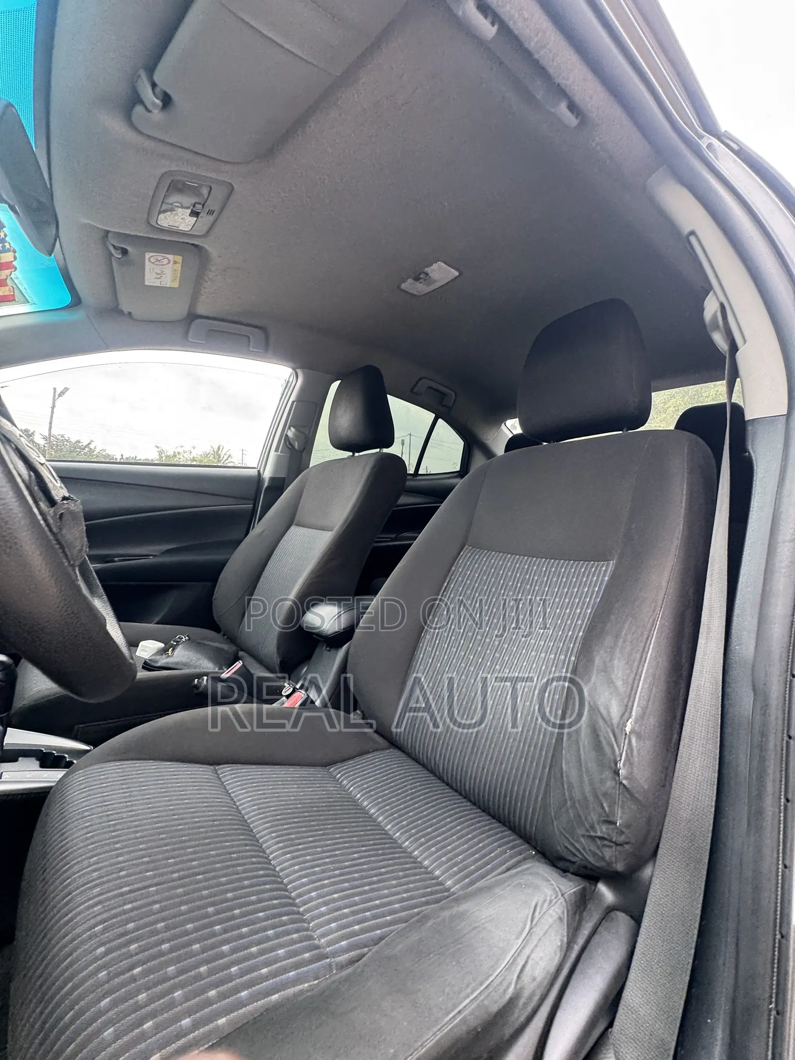 Toyota Yaris LE Sedan 4dr 2019 Gray