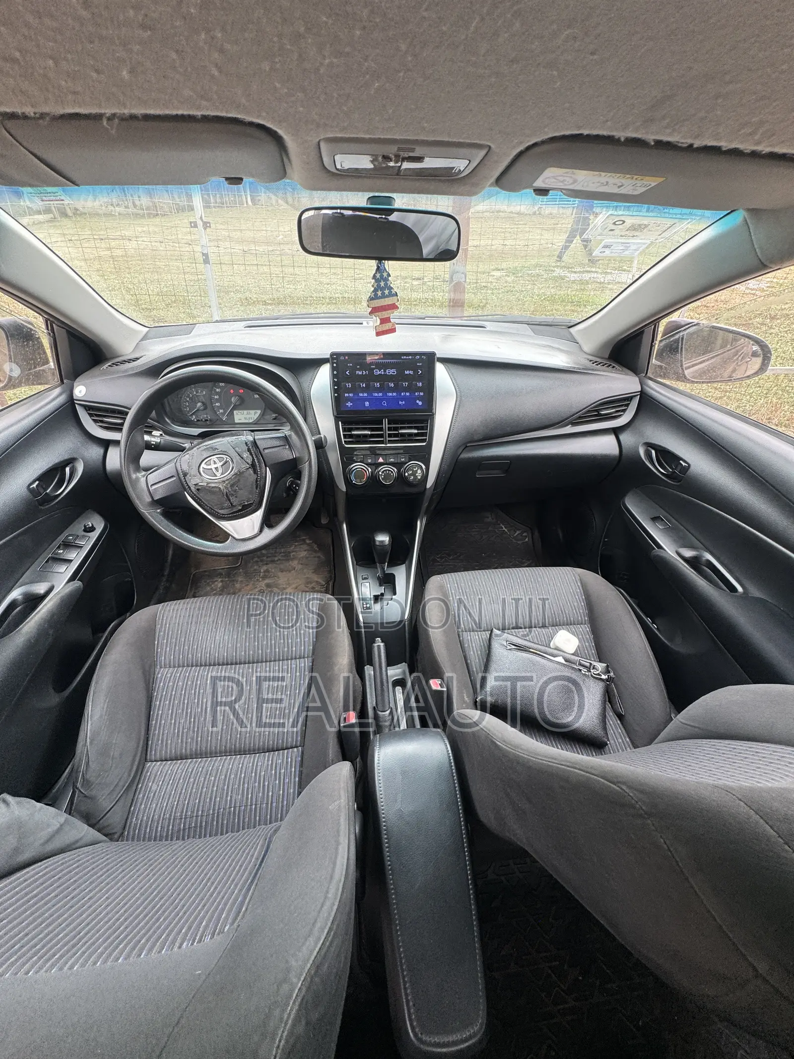 Toyota Yaris LE Sedan 4dr 2019 Gray
