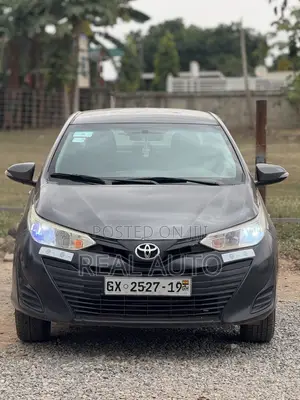 Toyota Yaris LE Sedan 4dr 2019 Gray
