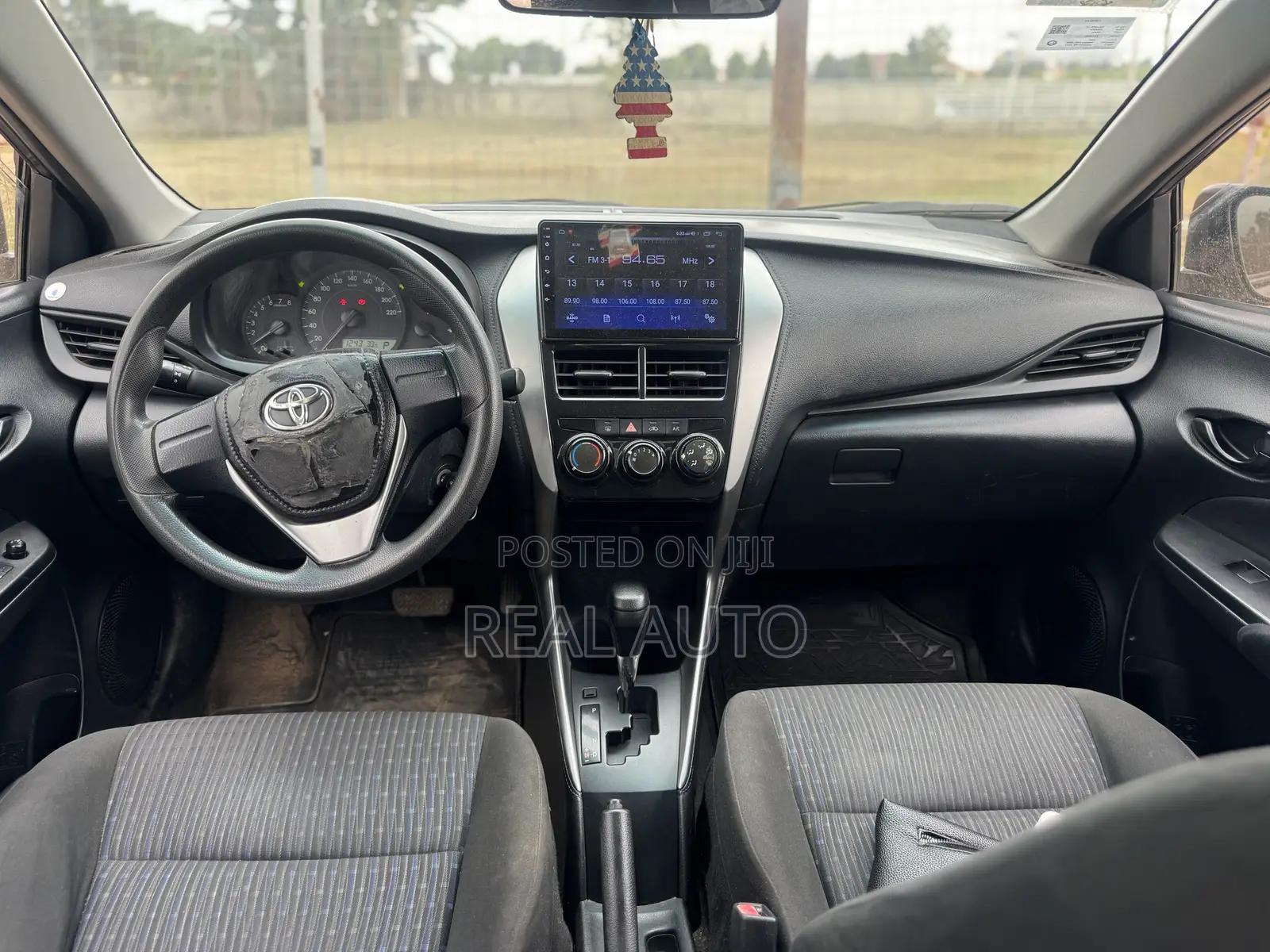 Toyota Yaris LE Sedan 4dr 2019 Gray