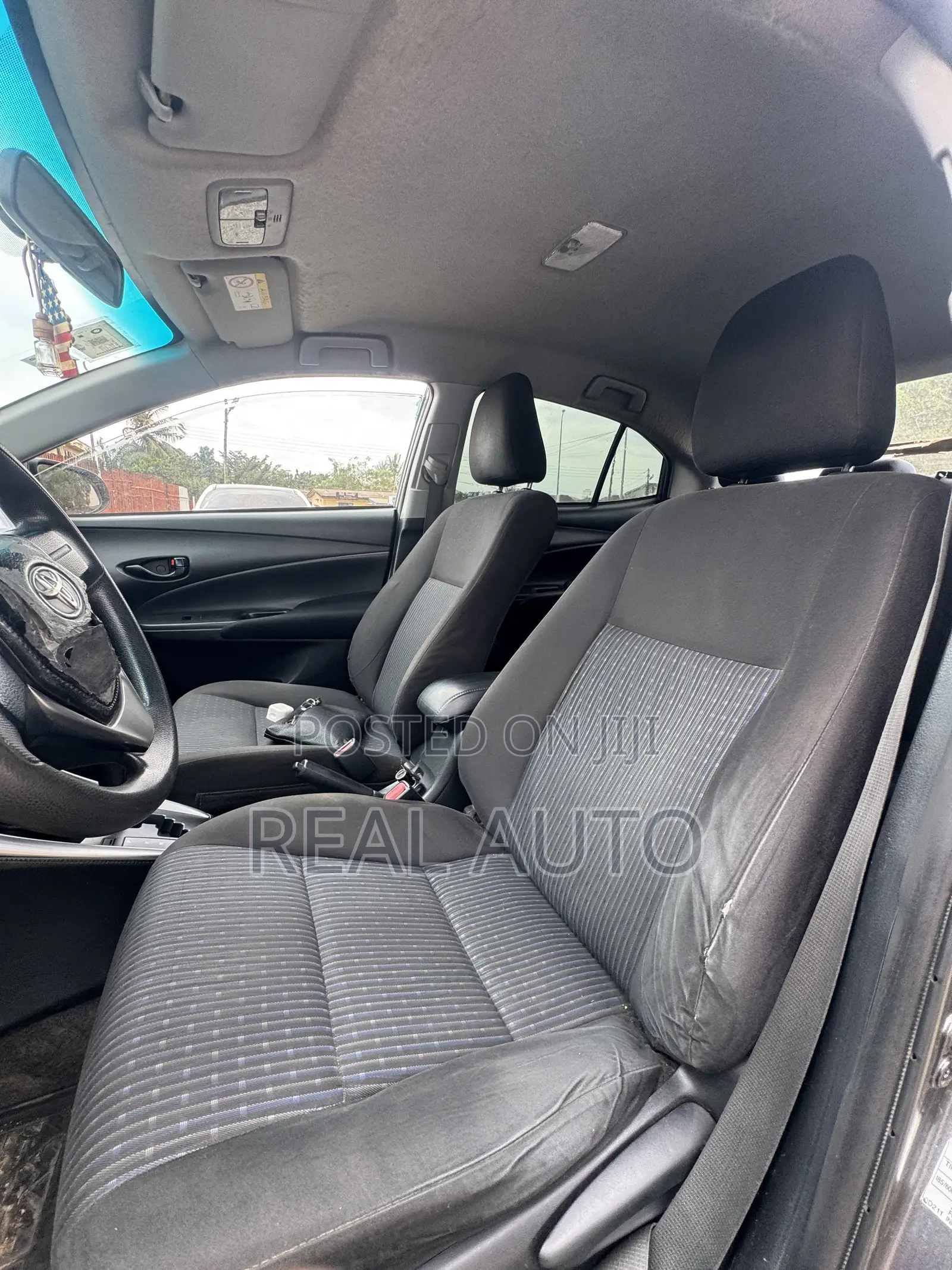Toyota Yaris LE Sedan 4dr 2019 Gray