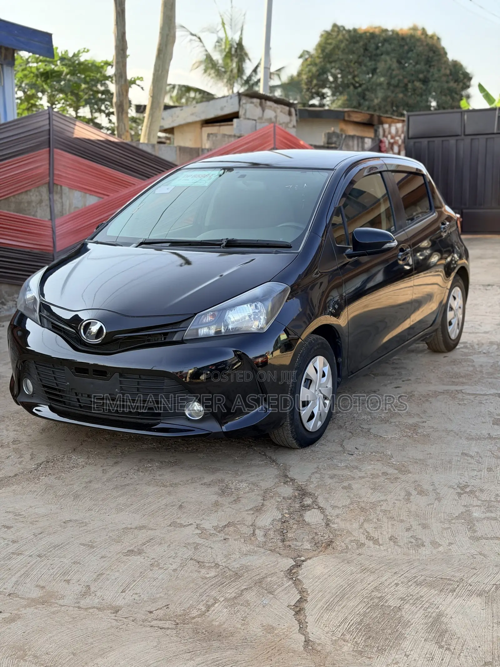 Toyota Vitz 1.3 FWD 5dr 2015 Black