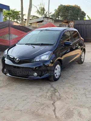 Toyota Vitz 1.3 FWD 5dr 2015 Black