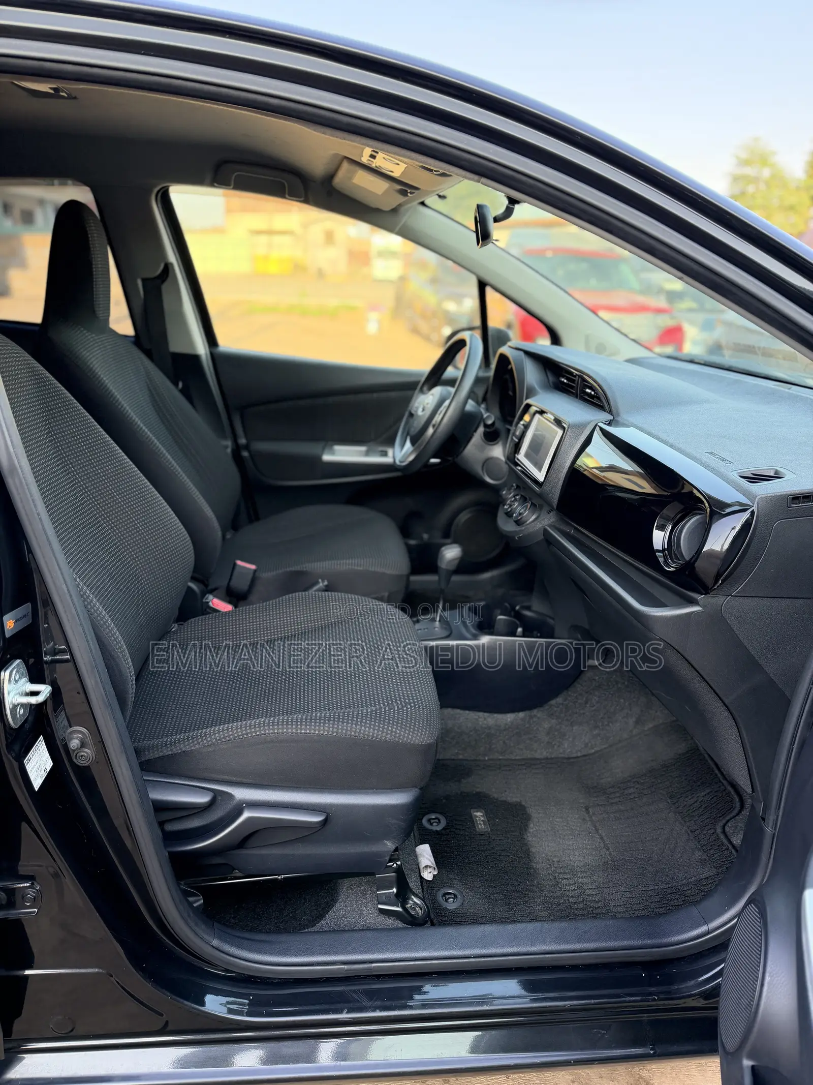 Toyota Vitz 1.3 FWD 5dr 2015 Black