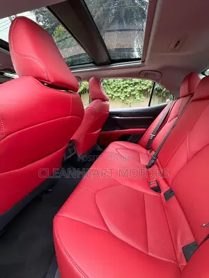 Toyota Camry XLE (2.5L 4cyl 8A) 2019 White