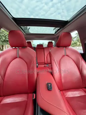 Toyota Camry XLE (2.5L 4cyl 8A) 2019 White