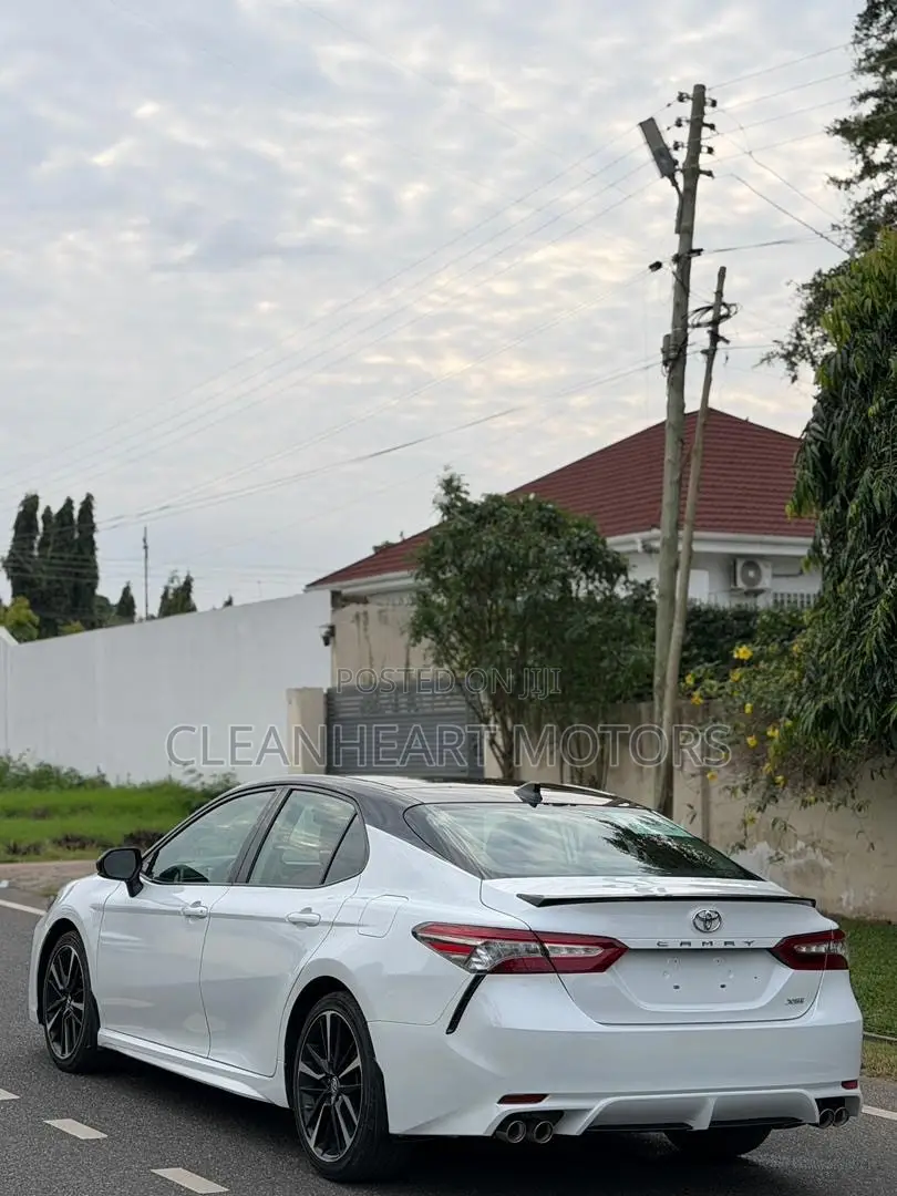 Toyota Camry XLE (2.5L 4cyl 8A) 2019 White