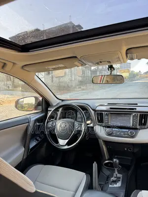 Toyota RAV4 XLE 4dr SUV AWD (2.5L 4cyl 6A) 2018 Red