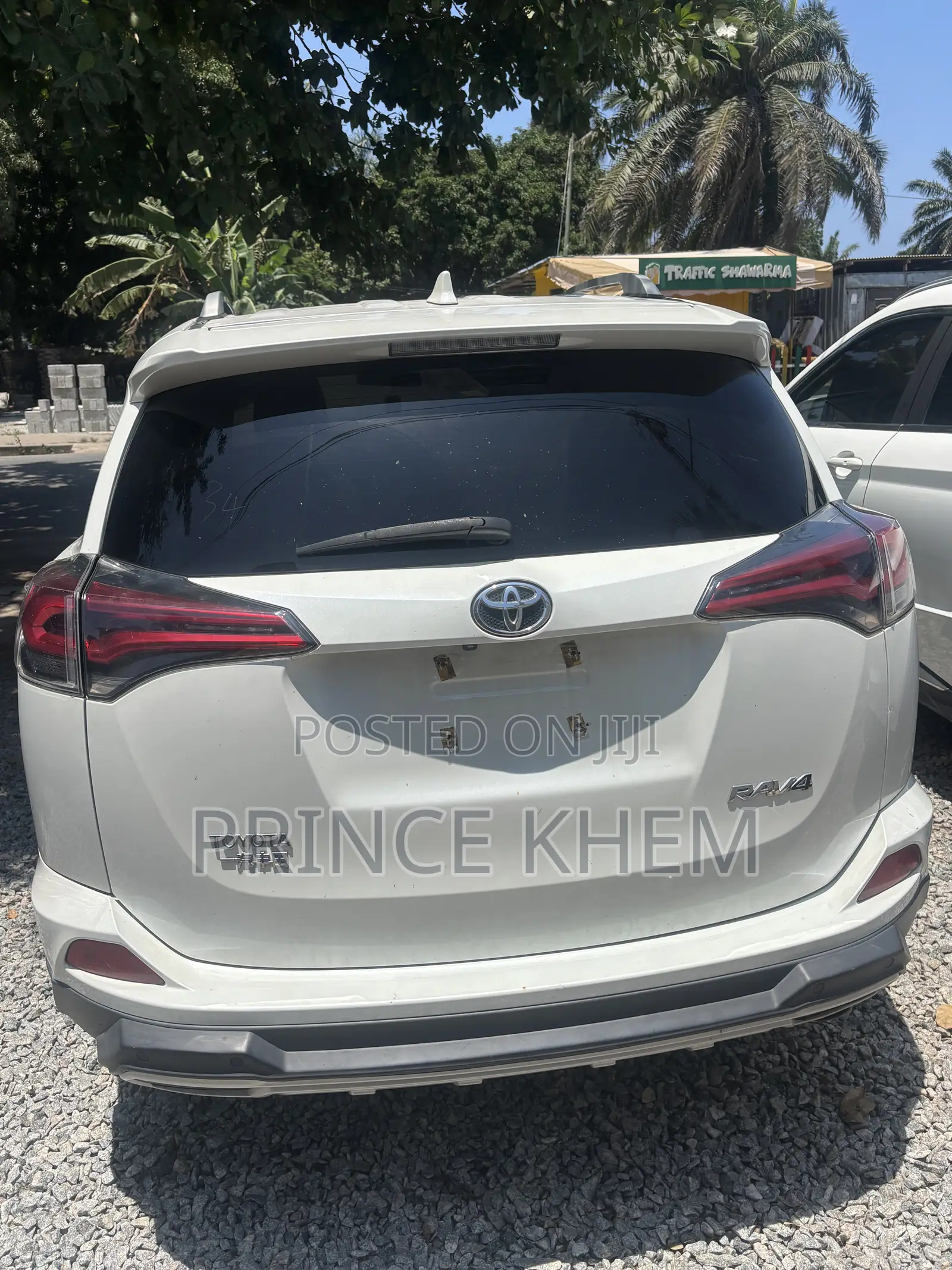 Toyota RAV4 XLE FWD 2019 White