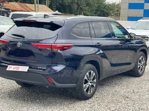 Toyota Highlander XLE 2022 Blue