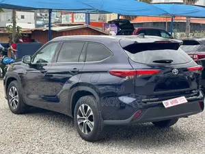 Toyota Highlander XLE 2022 Blue