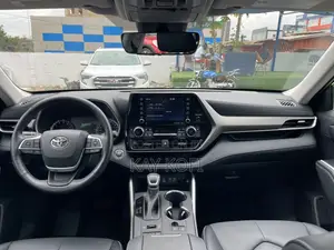Toyota Highlander XLE 2022 Blue