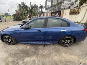 Mercedes-Benz C300 2023 Blue