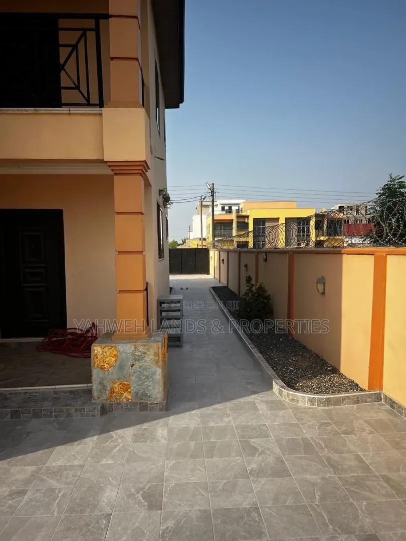 4bdrm House in Borteyman, Baatsona Total for rent