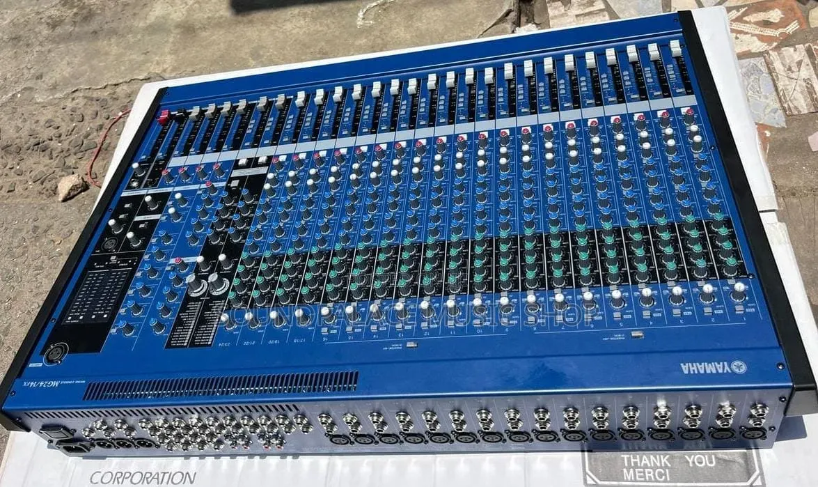 Yamaha MG24/14FX Mixing Console Professional 24-Channel Analog Mixer