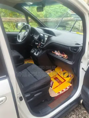 Toyota Voxy V 4WD 8-Seater 2016 White