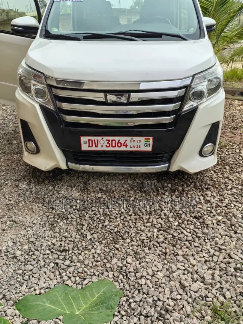 Toyota Voxy V 4WD 8-Seater 2016 White