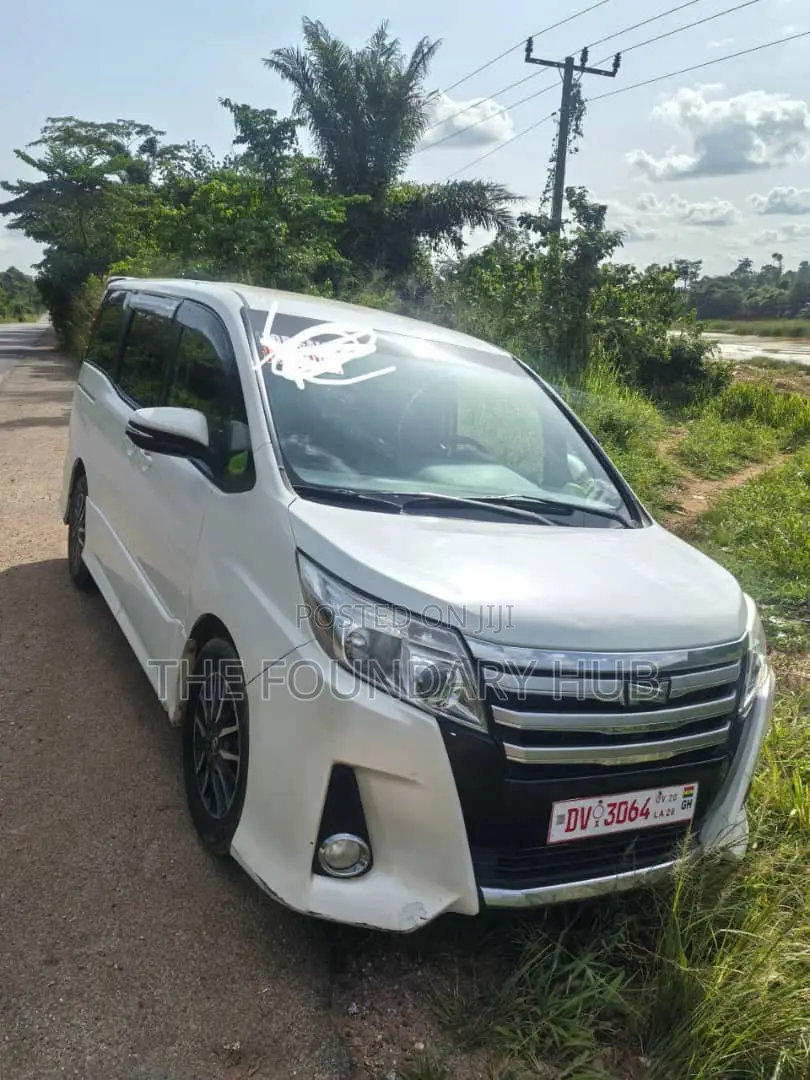 Toyota Voxy V 4WD 8-Seater 2016 White