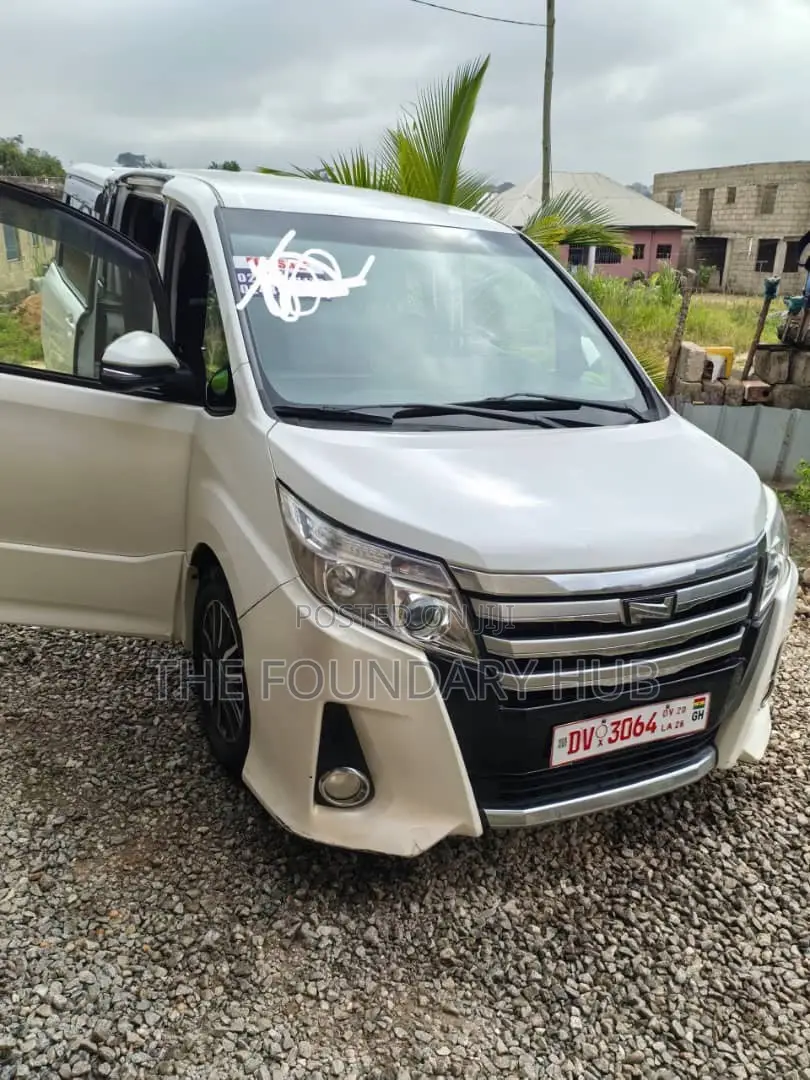 Toyota Voxy V 4WD 8-Seater 2016 White