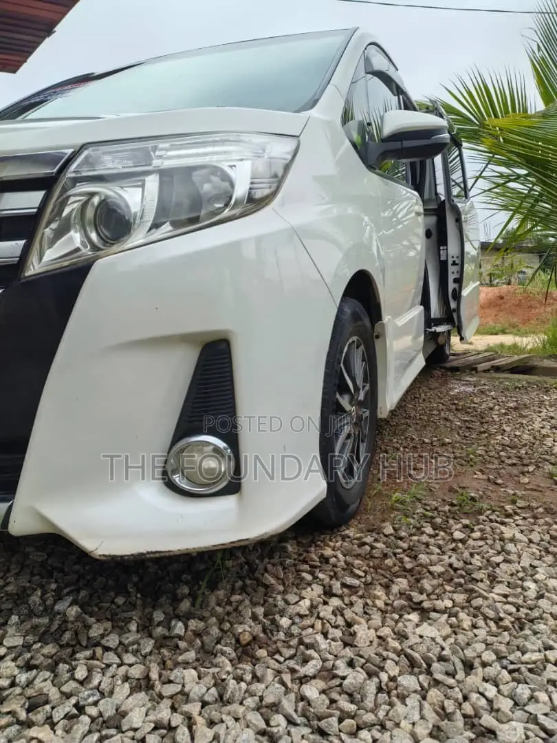 Toyota Voxy V 4WD 8-Seater 2016 White