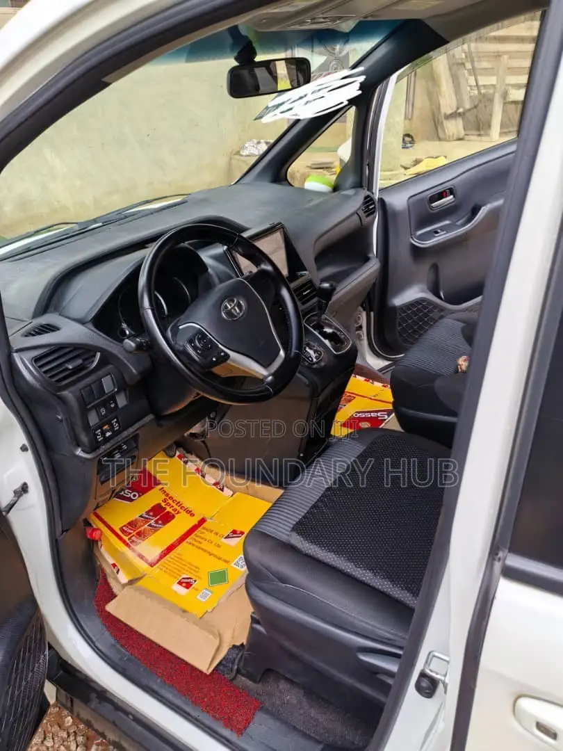 Toyota Voxy V 4WD 8-Seater 2016 White