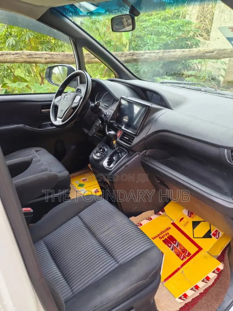 Toyota Voxy V 4WD 8-Seater 2016 White
