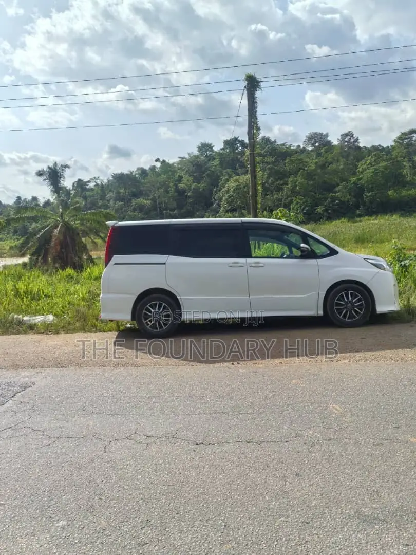 Toyota Voxy V 4WD 8-Seater 2016 White