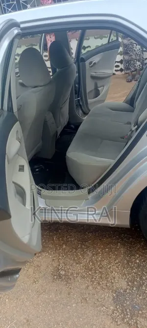 Toyota Corolla LE 4dr Sedan (1.8L 4cyl 4A) 2013 Silver