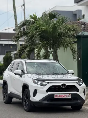 Toyota RAV4 XLE 2022 White