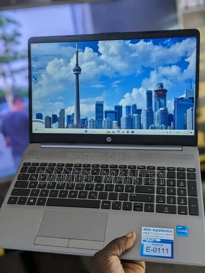 New Laptop HP 250 G8 8GB Intel Core i3 SSD 256GB