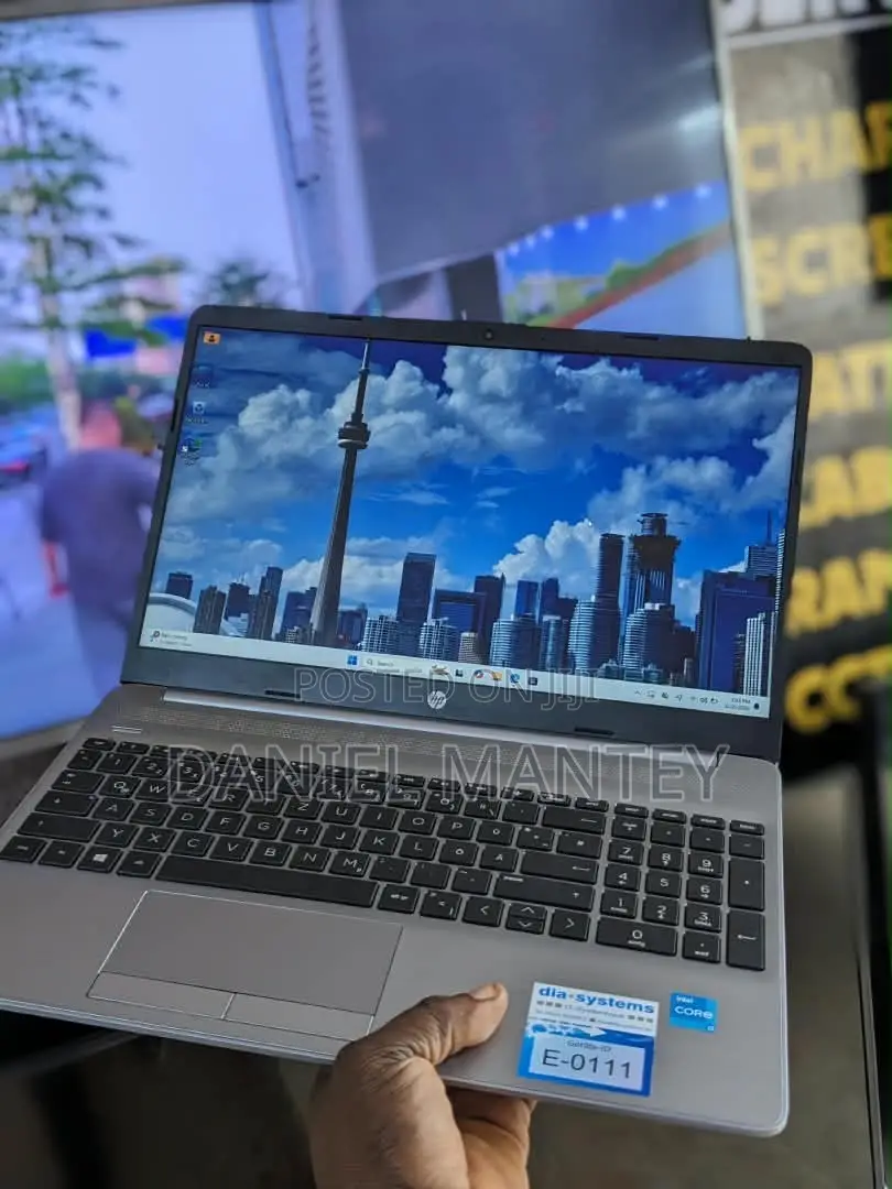 New Laptop HP 250 G8 8GB Intel Core i3 SSD 256GB