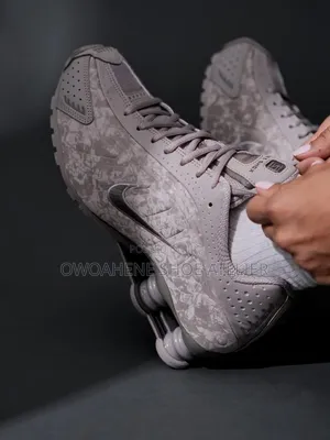 Shox R4 "Flat Pewter Floral" (Style Code: HV0934-001),