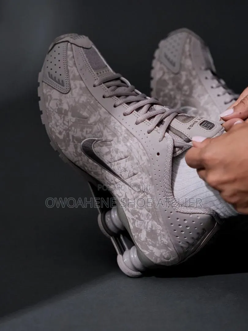 Shox R4 "Flat Pewter Floral" (Style Code: HV0934-001),