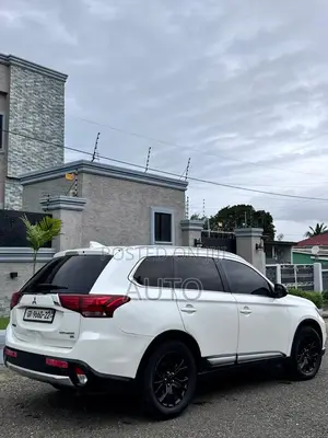 Mitsubishi Outlander SEL FWD 2018 White