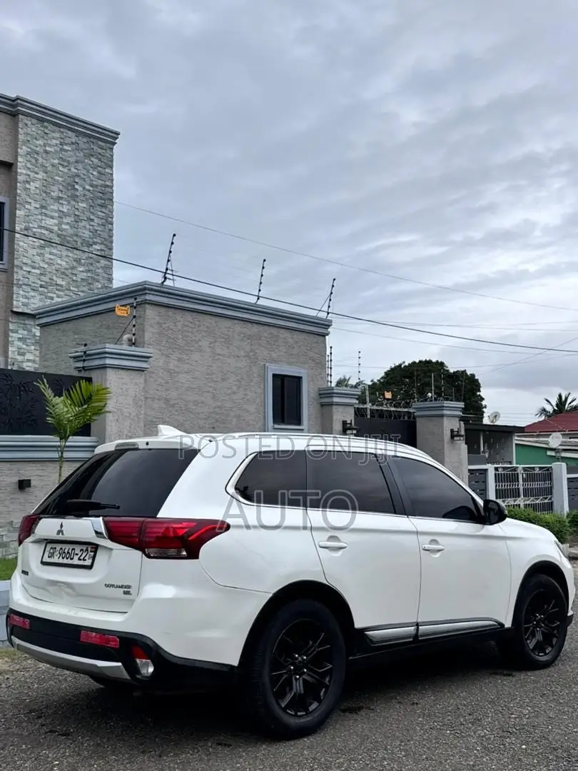 Mitsubishi Outlander SEL FWD 2018 White