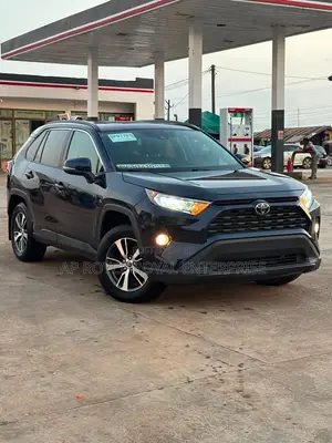 Toyota RAV4 XLE 2022 Blue