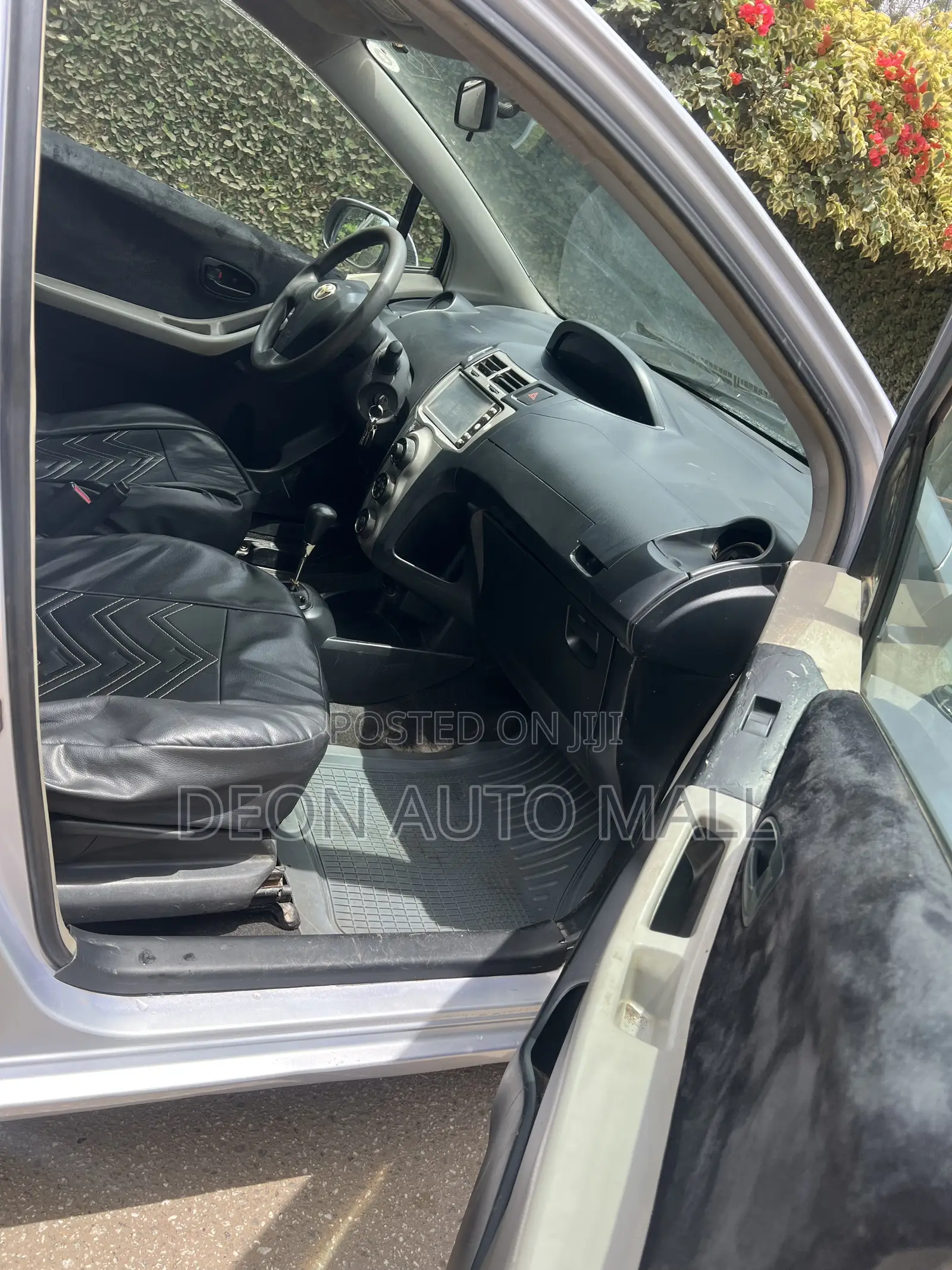 Toyota Vitz 1.0 FWD 5dr 2010 Silver