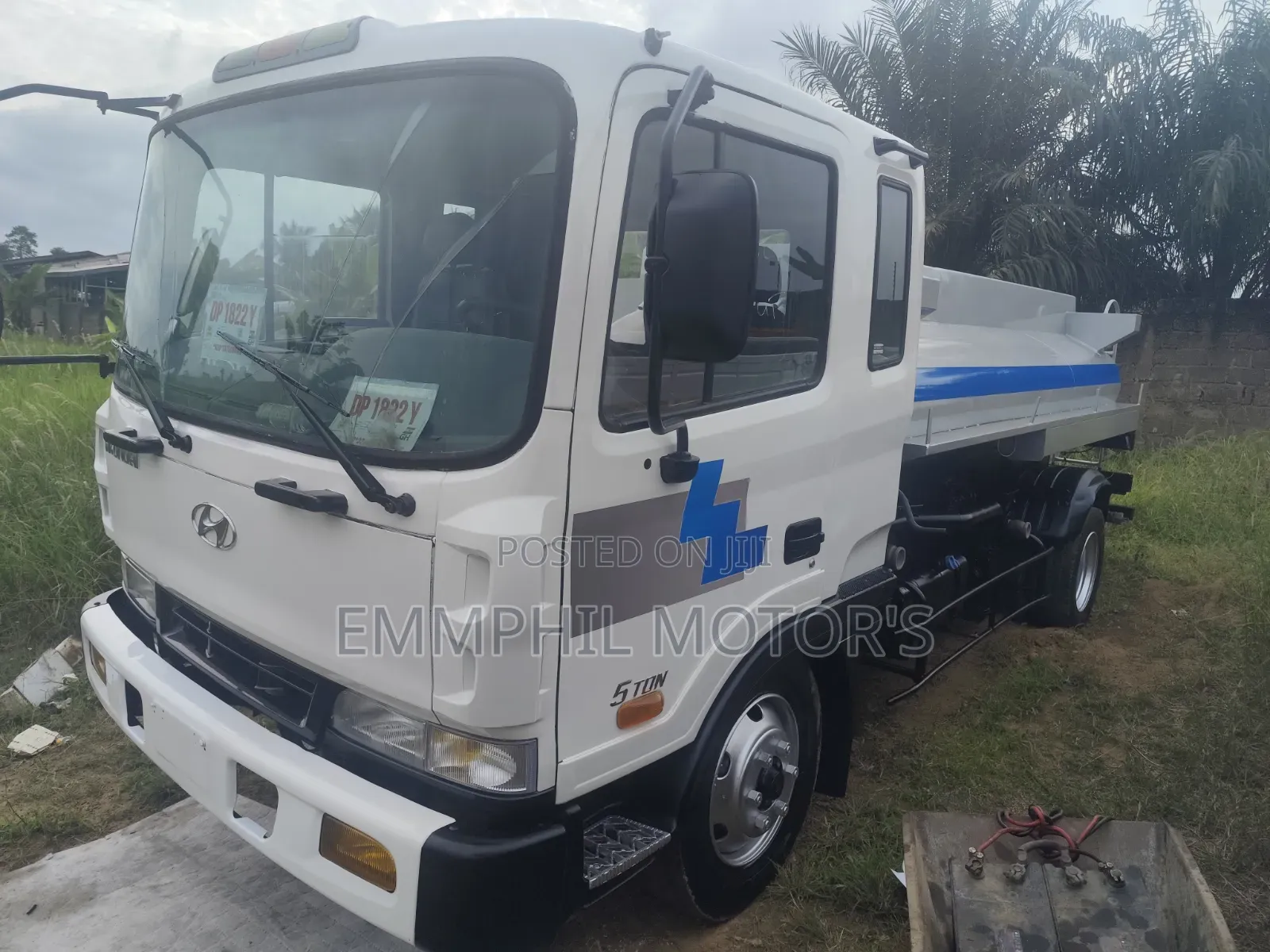 Hyundai Gold Water Tanker. Manual Engine.