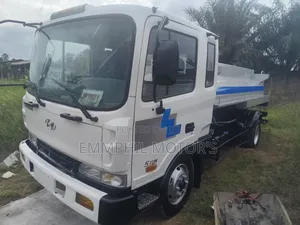Hyundai Gold Water Tanker. Manual Engine.